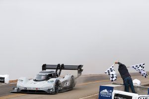 Allzeit-Rekord: Volkswagen schreibt mit I.D. R Pikes Peak Geschichte Rekord für Romain Dumas im I.D. R Pikes Peak. Bildquelle: Volkswagen AG