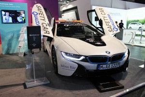 Das Plug-In Hybridauto BMW i8 wurde mit dem induktiven Ladesystem Qualcomm Halo ausgerüstet.