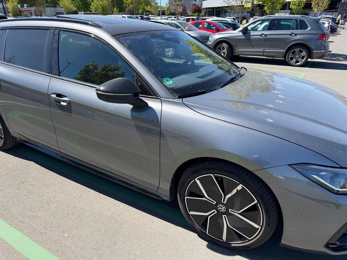 VW Passat TDI R-Line 193 PS 4Motion AHK HUD STH Mass BelüSi 4 x SH Pano IQ Light IQ Drive DCC ergoActive Wartungspak Leasingübernahme
