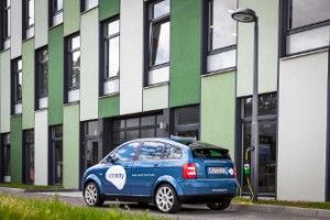 Der Audi A2e von ubitricity an einer Straßenlaterne mit mastintegrierter Systemsteckdose auf dem EUREF-Campus in Berlin. Bildquelle: ubitricity.com