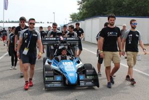 Dies ist das Team ETSEIB E-Motorsport von der Barcelona UPC mit ihrem Elektrorennwagen, das E vor der Nummer zeigt, dass es sich um ein Fahrzeug mit Elektroantrieb handelt.