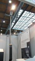 Auf der Hannover Messe hat eluminocity sein Light & Charge System präsentiert, die Ladestation kann auch an andere Straßenlaternen montiert werden. Der Vorteil ist hierbei, dass es bei vielen Parkplätzen bereits Straßenlaternen gibt und man so schnell und einfach die Ladeinfrastruktur verbessern kann.