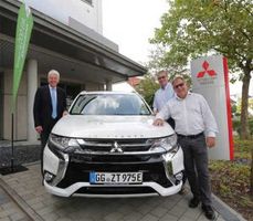 Mitsubishi Deutschland Geschäftsführer Werner H. Frey übergibt die Fahrzeuge (3 Einheiten des Plug-In Hybridauto Mitsubishi Outlander PHEV) an Thomas Ammon von der Stadtverwaltung Flörsheim und Reinhard Blüm von den Stadtwerken Rüsselsheim (v. li. n. re). Bildquelle: Mitsubishi Motors