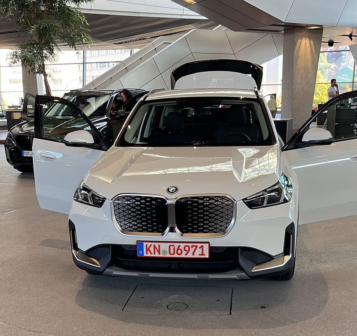 BMW iX1 eDrive20 in Alpinweiß Leasingübernahme