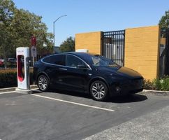 Erlkönigfoots des Elektroauto Tesla Model X. Die Aufnahme ist bei dem Gilroy Supercharger in Kalifornien (USA) entstanden. Bildquelle: Sluggo (http://www.teslamotorsclub.com)