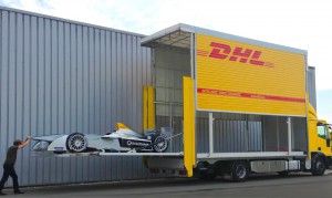 Hier sieht man, wie das Elektroauto Spark-Renault SRT_01E gerade transportiert wird. Bildquelle: DHL