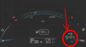 In dem Video wird anscheinend ein Prototyp einer zukünftigen Nissan Leaf-Generation gezeigt. Die Reichweite liegt laut Display bei 544 Kilometer. Bildquelle: Youtube.com/Nissan