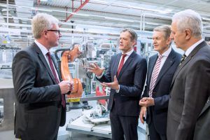 Frank Blome (Geschäftsführer Deutsche ACCUMOTIVE GmbH & Co. KG), Markus Schäfer (Mitglied des Bereichsvorstands Mercedes-Benz Cars, Produktion und Supply Chain Management), Thomas Weber (Mitglied des Vorstands der Daimler AG, verantwortlich für Konzernforschung & Mercedes-Benz Cars Entwicklung), Stanislaw Tillich (Ministerpräsident des Freistaates Sachsen und Präsident des Bundesrates) in der Batterieproduktion der ACCUMOTIVE. // Frank Blome (CEO Deutsche ACCUMOTIVE GmbH & Co. KG), Markus Schäfer (Member of the Divisional Board of Mercedes-Benz Cars, Production and Supply Chain Management), Dr. Thomas Weber (Member of the Board of Management of Daimler AG, Group Research & Mercedes-Benz Cars Development) and Stanislaw Tillich (Minister President of the Free State of Saxony and President of the German Bundesrat) in the battery production of ACCUMOTIVE. Bildquelle: Daimler AG - Accumotive