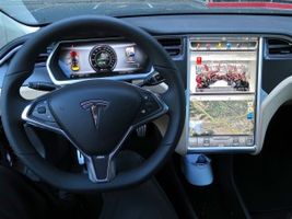 Symbolbild. Das Cockpit des Elektroauto Tesla Model S. Bildquelle: FlickR Jurvetson (CC BY 2.0)