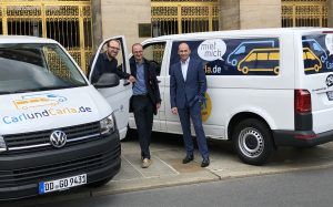 Neues Förderprogramm & Kooperation mit Volkswagen vereinbart (von links): Richard Vetter (Mitgründer CarlundCarla.de), Dr. Robert Franke (Wirtschaftsförderung der LH Dresden), Marco Weiß (Gläserne Manufaktur). Foto: VW