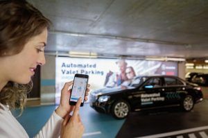 Fahrerloses Parken im realen Verkehr: Weltpremiere im Parkhaus des Mercedes-Benz Museums. Per Smartphone-Befehl fahren Autos fahrerlos in einen zugewiesenen Stellplatz, ohne dass der Fahrer das Manöver noch überwachen muss. Möglich wird das fahrerlose Parken mithilfe einer intelligenten Parkhaus-Infrastruktur von Bosch im Zusammenspiel mit der Fahrzeugtechnik von Mercedes-Benz. Driverless parking in real-life traffic: World premiere in the multi-storey car park of the Mercedes-Benz Museum. Cars proceed without a driver to an assigned parking space in response to a command issued by smartphone, without any need for the driver to supervise the manoeuvre. Driverless parking is made possible by an intelligent multi-storey car park infrastructure from Bosch in conjunction with the vehicle technology from Mercedes-Benz. Bildquelle: Daimler AG / Bosch