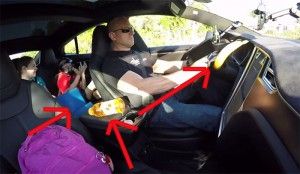 Wer zu stark mit dem Elektroauto Tesla Model S beschleunigt und die Sachen nicht richtig deponiert hat, wird sie später wieder im Auto suchen müssen. Bildquelle: Screenshot Youtube.com, Kanal DragTimes