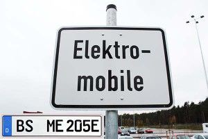 In Braunschweig können die Halter von Elektroautos, Brennstoffzellenautos und Plug-In Hybridautos kostenlos parken, jedenfalls, solange sie die Bedingungen des Elektromobilitätsgesetzes erfüllen. Die Halter, welche für ihren PKW noch kein E-Kennzeichen beantragt haben, erhalten hierfür von der Stadt Braunschweig entsprechende Sonderausweise.