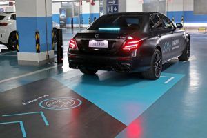 Automated Valet Parking beginnt damit, dass der Nutzer das Fahrzeug zunächst in einer entsprechend gekennzeichneten „Drop-off Area“ abstellt, bevor er es zum Einparken per Smartphone-App losschickt. The user first parks the vehicle in a designated drop-off area before sending it to be parked using the smartphone app. Bildquelle: Daimler