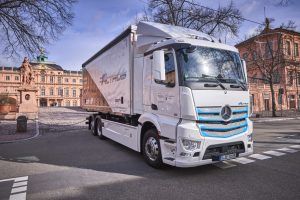 Elektro-LKW Mercedes-Benz eActros, Exterieur, 2 x elektrischer Radnabenmotor, 240 kW, 2 x 485 Nm, Radformel 6x2, M-Fahrerhaus, bis zu 200 Kilometer Reichweite mit gewohnter Fahrleistung und Nutzlast Mercedes-Benz eActros, Exterior, 2 x electric hub motor, 240 kW, 2x 485 Nm, wheel formula 6x2, M-cab, Range of up to 200 km with customary level of performance and payload. Bildquelle: Mercedes-Benz