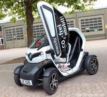 Elektroauto Renault Twizy in Hannover mit offender Tür