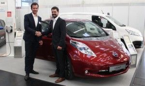 Nissan und die smartlab Innovationsgesellschaft fördern Elektromobilität: Joachim Köpf, Manager eMobility, Nissan Center Europe GmbH mit smartlab Geschäftsführer Dr. Mark Steffen Walcher. Bildquelle: Nissan