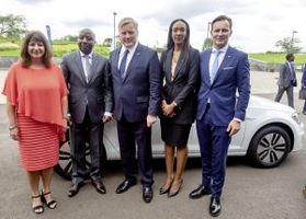 Volkswagen startet Elektromobilitäts-Projekt in Afrika V.l.n.r. Sabine Dall’Omo, CEO von Siemens Südafrika, Edouard Ngirente, Premierminister von Ruanda, Dr. Bernd Althusmann, Niedersächsischer Minister für Wirtschaft, Arbeit, Verkehr und Digitalisierung, Michaella Rugwizangoga, CEO von Volkswagen Mobility Solutions Ruanda und Thomas Schaefer, CEO von Volkswagen Group South Africa und verantwortlich für die Region Sub-Sahara. Bild-Nr: DB2019AL02395 Copyright: Volkswagen AG