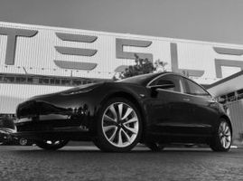 Das Elektroauto Tesla Model 3 - hier sieht man das Fahrzeug mit der Seriennummer 1. Bildquelle: Tesla / Elon Musk