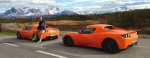 Hier sieht man Tesla Jens mit 2 seiner Elektroautos vom Typ Tesla Roadster. Bildquelle: Tesla Jens