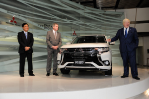 Boris Johnson (links) enthüllte im Beisein des Präsidenten und CEO, Osamu Masuko, sowie Lance Bradley, Geschäftsführer von Mitsubishi Großbritannien, die neue Outlander Modellpalette. Bildquelle: Mitsubishi Motors