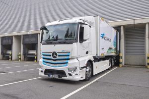 Hamburger Supermärkte werden ab jetzt elektrisch beliefert: Mercedes-Benz Trucks übergibt eActros an Meyer-Logistik Hamburg supermarkets receive deliveries electrically now: Mercedes-Benz Trucks hands over eActros to Meyer-Logistik Bildquelle: Mercedes-Benz