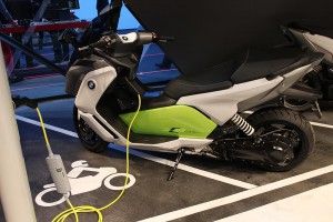 Hier sieht man das Ladesystem von ubitricity und im Hintergrund der Elektroroller BMW C Evolution