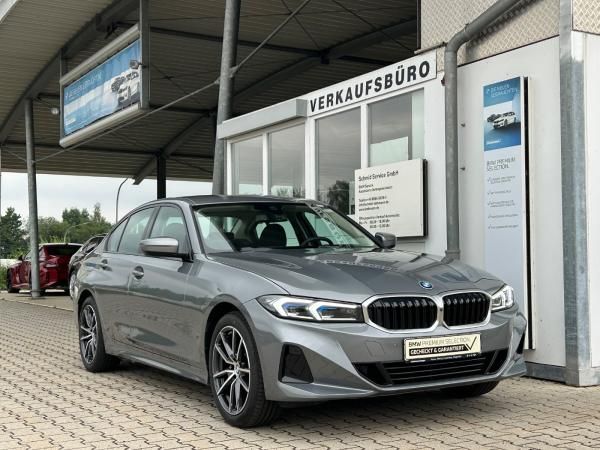 BMW 330 330e xDrive Lim HUD/AdaLED Finanzierung ab 2,49% Leasing