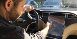 Elektroauto Tesla Model S PokemonGo. Bildquelle: Pink Java