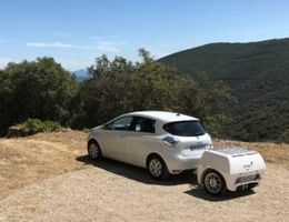 Das Elektroauto Renault Zoe mit dem Ladeanhänger von EP Tender. Bildquelle: EP Tender