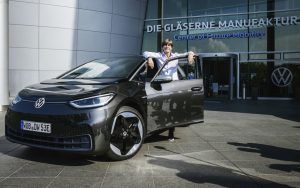 Joachim Löw startet die Produktion des Elektroauto VW ID.3 dabei