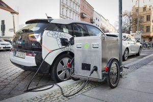 So sieht es aus, wenn das Elektroauto mit dem Anhänger von Chargery aufgeladen wird. Bildquelle: Chargery.de