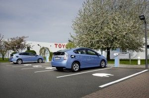 Symbolbild. Strom-Parkplätze am Sitz von Toyota Deutschland. Foto: Auto-Medienportal.Net/Toyota