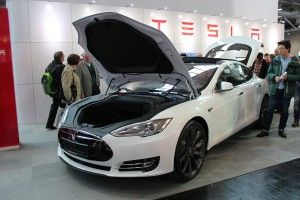 Elektroauto Tesla Model S P85 auf der Cebit Hannover 2015