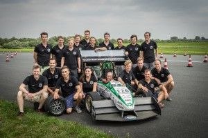 Das Greenteam der Universität Stuttgart mit dem Elektrorennwagen E0711-5. Bildquelle: http://www.greenteam-stuttgart.de/