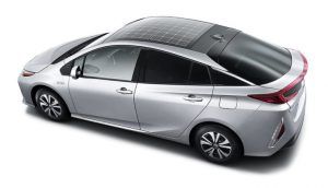 Das Plug-In Hybridauto Toyota Prius wird optional mit einem Solardach ausgeliefert, dass Dach stammt von Panasonic. Da Tesla Motors auch zu den Kunden des Batterie- und Autoteileherstellers gehört, könnte auch das Elektroauto Tesla Model 3 über ein Solardach verfügen. Bildquelle: Toyota