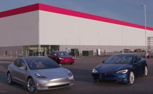 Die 3 aktuell verfügbaren Elektroautos von Tesla Motors (vlnr): Model 3 (silber), Model X (rot) und das Model S (blau). Bildquelle: Motor Trend (Screenshot von Youtube.com)