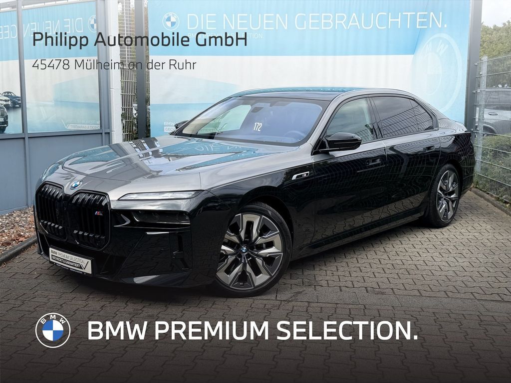 BMW i7 M70 xDrive M Permance Two-Tone B&W TV Lounge Leasing
