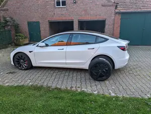 Tesla Model 3 Performance für Gewerbeleasing 35.000km/Jahr Leasingübernahme