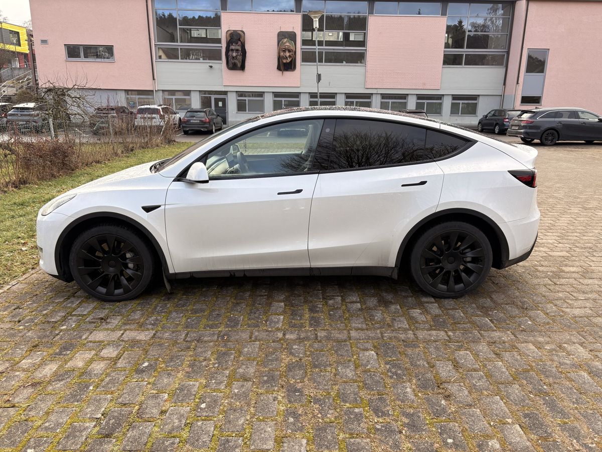 Tesla Model Y Long Range – Leasingübernahme – 500 € Rate – AHK – 20” Turbinen – km im Plan Leasingübernahme