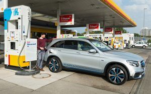 Daimler, Shell und Linde haben am 17. Oktober 2017 gemeinsam die erste Wasserstoff-Station in Bremen in Betrieb genommen. Fahrer von emissionsfreien Brennstoffzellen-Autos verfügen nun über eine Betankungsmöglichkeit auf der wichtigen Strecke zwischen Hamburg und Nordrhein-Westfalen. // Today Daimler, Shell and Linde inaugurated the city of Bremen’s first hydrogen filling station. Drivers of emission-free fuel-cell cars now have a refuelling option on the important route between Hamburg and North Rhine-Westphalia. Bildquelle: Daimler, Shell, Linde