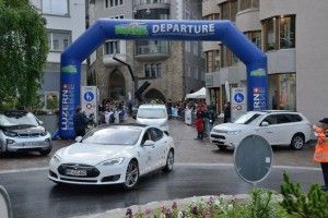 Hier sieht man einen Teil der Strecke der Wavetrophy in St. Moritz, hier auf dem Bild sieht man das Elektroauto Tesla Model S. Bildquelle: http://www.wavetrophy.com/