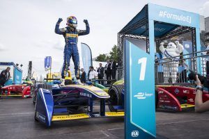 Gewinner der Formel E in Berlin: Sebastien Buemi auf seinem Elektroauto, Renault e.dams. .2015/2016 FIA Formula E Championship. Berlin ePrix, Berlin, Germany. Saturday 21 May 2016. Sebastien Buemi (SUI), Renault e.Dams Z.E.15 celebrates in Parc ferme Photo: Andrew Ferraro/LAT/Formula E ref: Digital Image _14P4622