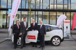 (v.l.n.r.) Thomas Hanswillemenke, Vorstand Mobilität bei der Santander Consumer Bank AG, nahm gemeinsam mit Dr. Norbert Verweyen, Bereichsleiter Effizienz bei innogy, Ulrich Leuschner, Vorstandsvorsitzender der Santander Consumer Bank AG und Hans Wilhelm Reiners, Oberbürgermeister in Mönchengladnach, ein Elektroauto der Firmenflotte und die Schnellladesäule in Augenschein. Santander Consumer Bank AG. (Foto: Detlef Ilgner).