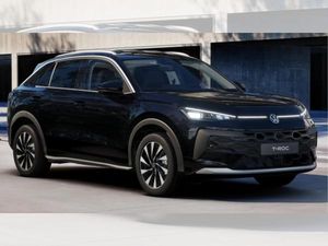 Volkswagen T-Roc Style 1.5 l eTSI DSG+AHK+MATRIX-LED+RFK+SHZ