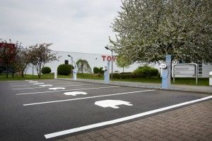 Strom-Parkplätze am Sitz von Toyota Deutschland. Foto: Auto-Medienportal.Net/Toyota