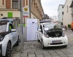 Rechts ist das Elektroauto Mitsubishi Electric Vehicle (vorher wurde es i-MiEV genannt) zu sehen, links im Bild steht wahrscheinlich ein Exemplar des Elektroauto BMW i3. Bildquelle: Thomas Hochreiter