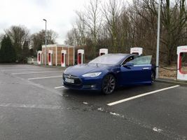 Das Elektroauto Tesla Model S P90D während eines Ladevorgangs an den Superchargern von Tesla Motors. Bildquelle: Bjoern Habeger (Mein-Auto-Blog.de)