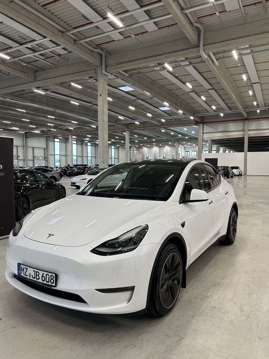 Tesla Model Y Long Range Dual Motor Leasingübernahme