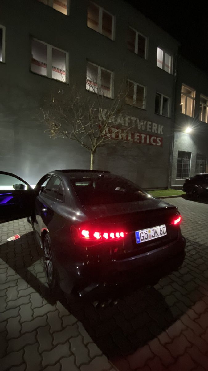 Audi S3 Limousine quattro | Akrapovic |Wartungspaket ink.| Panorama | HUD | Massage | 333 PS | Leasingübernahme Leasingübernahme